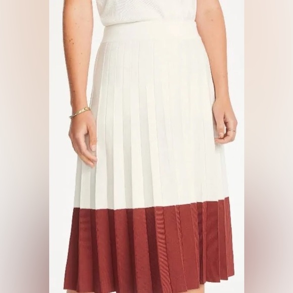 Ann Taylor Petite Women’s Colorblock Pleated Sweater Skirt - Picture 3 of 6